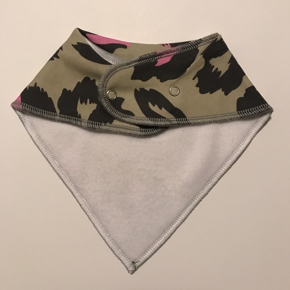 Cheetah bandana baby bib BRAND NEW - Picture 2 of 2